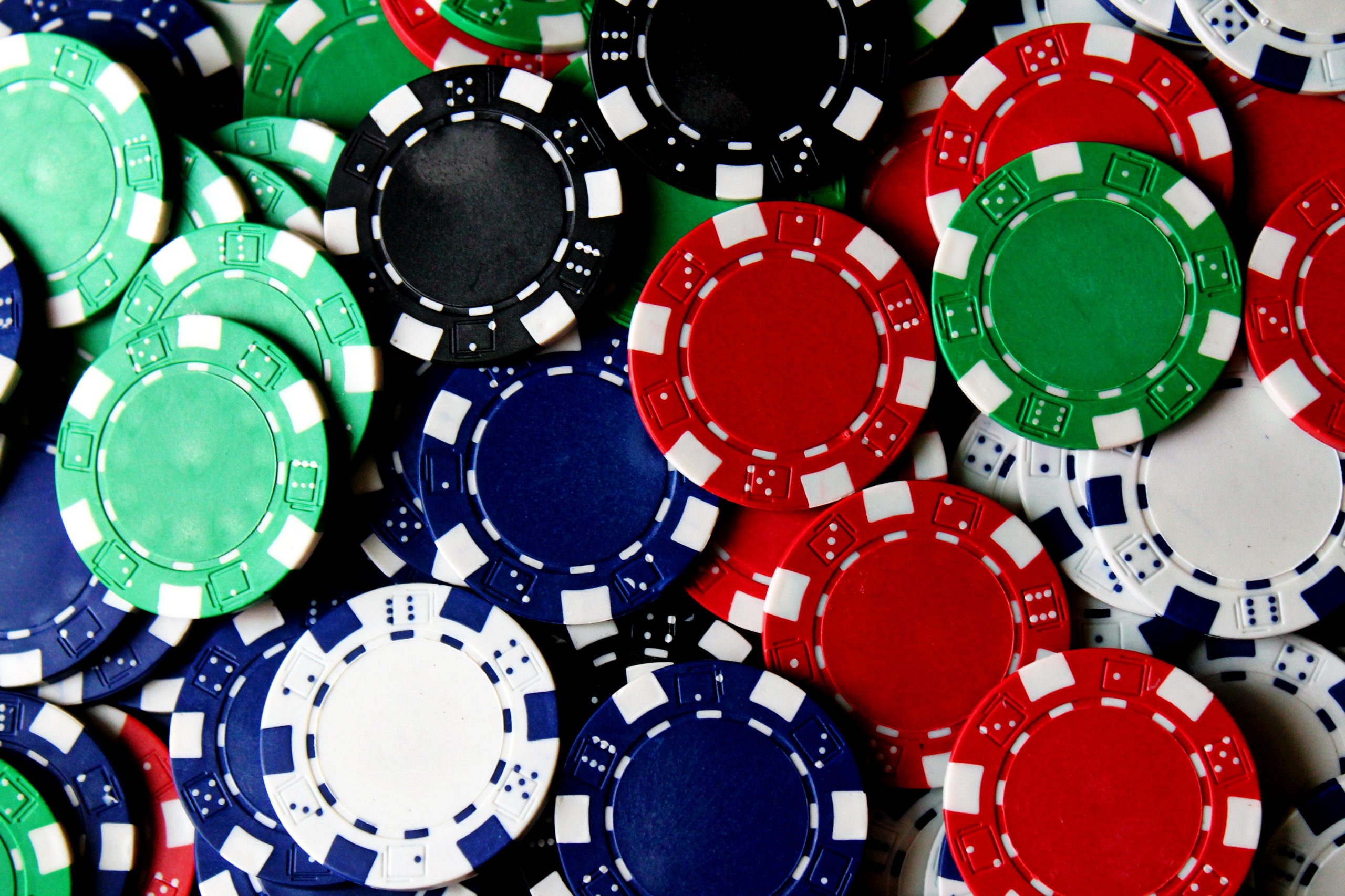 The difference between online poker and traditional table poker